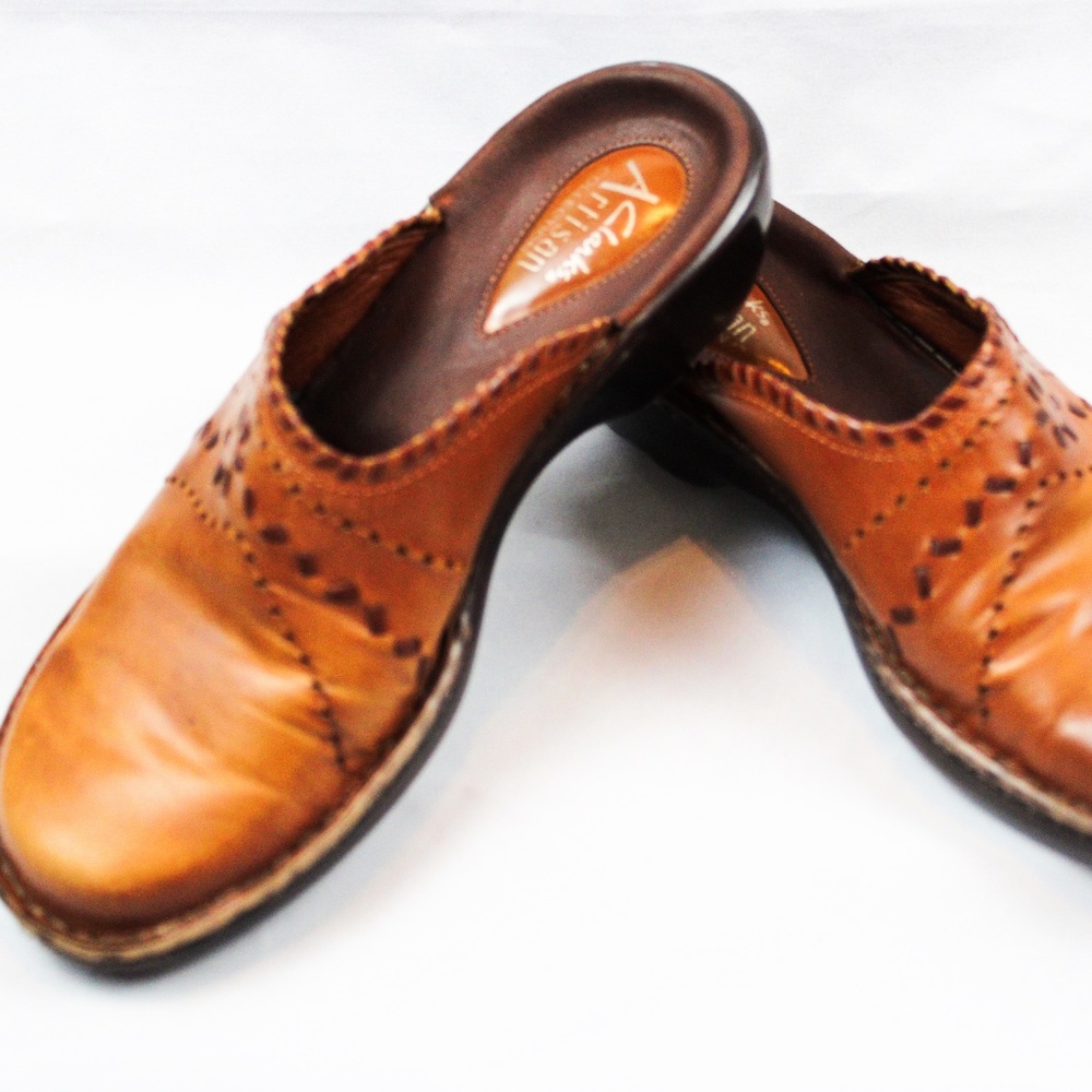 CLARKS ARTISAN LEATHER MULE CLOGS B09